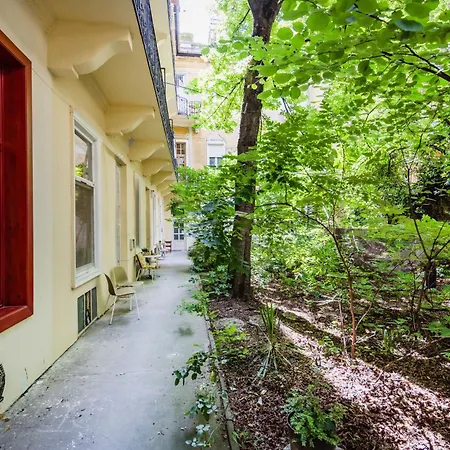 Art Lovers Loft-garden View 3br 2ba Gem *