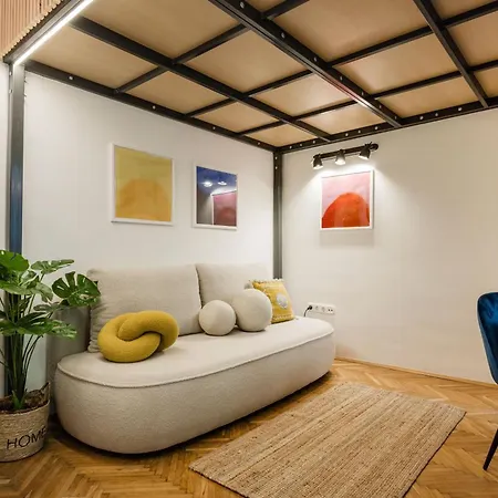 Art Lovers Loft-garden View 3br 2ba Gem Budapeste