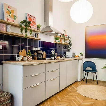 Art Lovers Loft-garden View 3br 2ba Gem * Budapeste