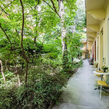 Art Lovers Loft-garden View 3br 2ba Gem Apartment Budapest