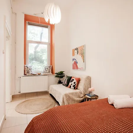 Art Lovers Loft-garden View 3br 2ba Gem * Budapest