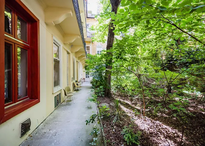 Art Lovers Loft-garden View 3br 2ba Gem *