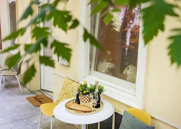 Art Lovers Loft-garden View 3br 2ba Gem * Budapesta