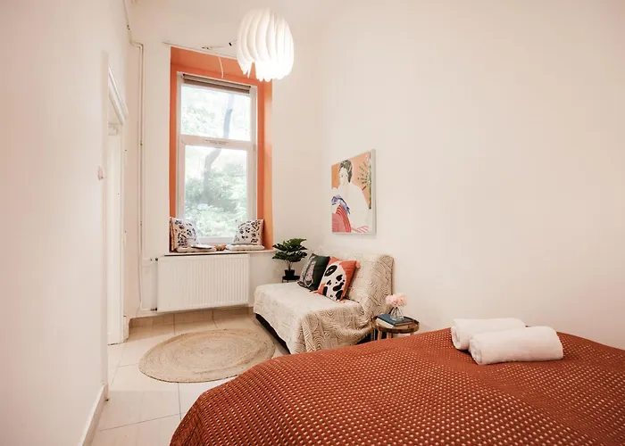 Art Lovers Loft-garden View 3br 2ba Gem * Budapesta