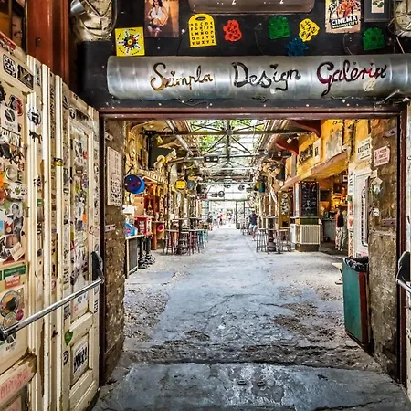 Experience Nightlife Right Next To Szimpla Kert דירה בודפשט