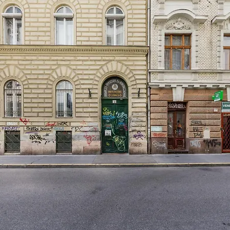 Art Lovers Loft-garden View 3br 2ba Gem * Budapest