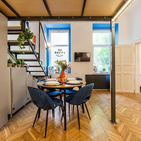 Art Lovers Loft-garden View 3br 2ba Gem