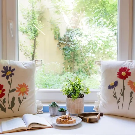 Art Lovers Loft-garden View 3br 2ba Gem *