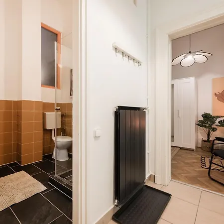 Art Lovers Loft-garden View 3br 2ba Gem Budapest